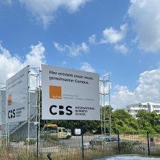 Baustellenschild neuer Campus Köln